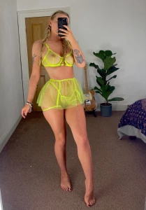 What should i wear so far the green toy is winning the poll for the part 1