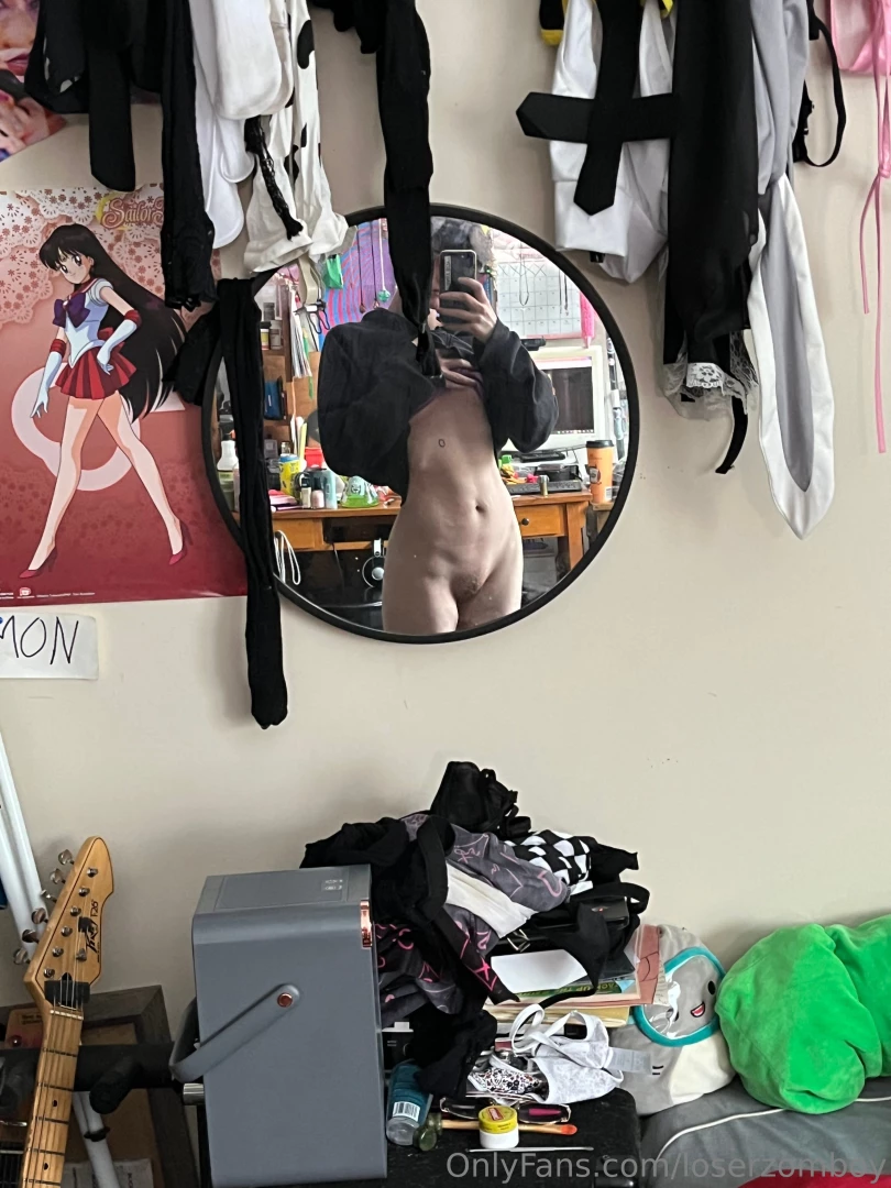 Erm messy room ignore that lol good morning 