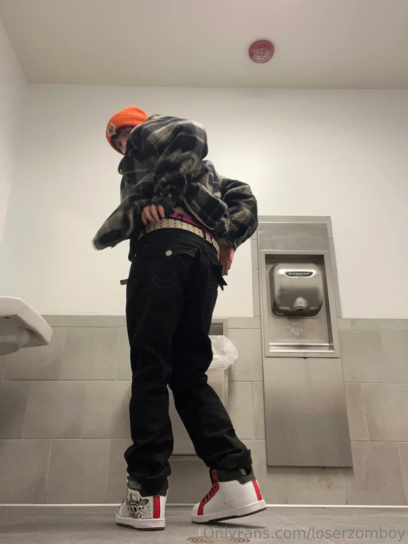 My obsession with sneaking bathroom nudes is back lmfao part 1 