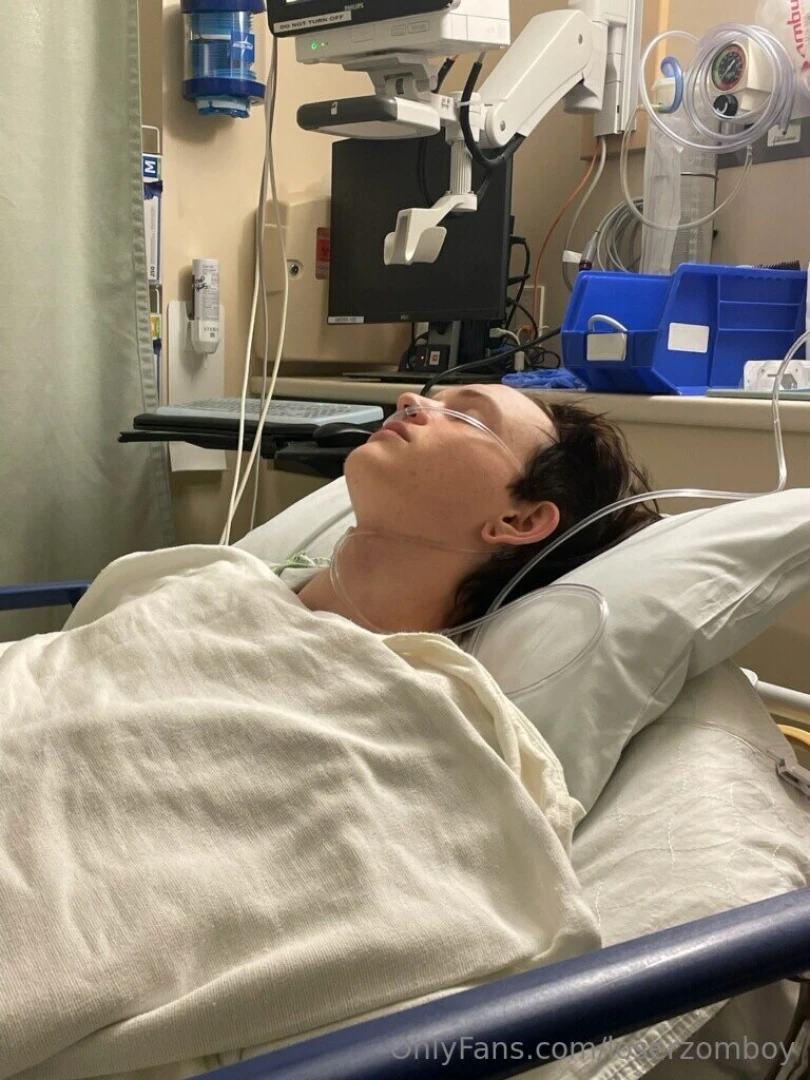 Hiiii this pic is just silly to me im officially a few hours post op 