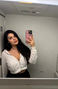 I love snakes on a plane check dms to see my mile high club