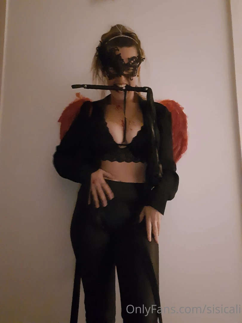 Sometimes i love to dominate always with fun tell me about you 