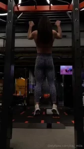 Why don t we bet who can get the most pull-ups i ve already figured
