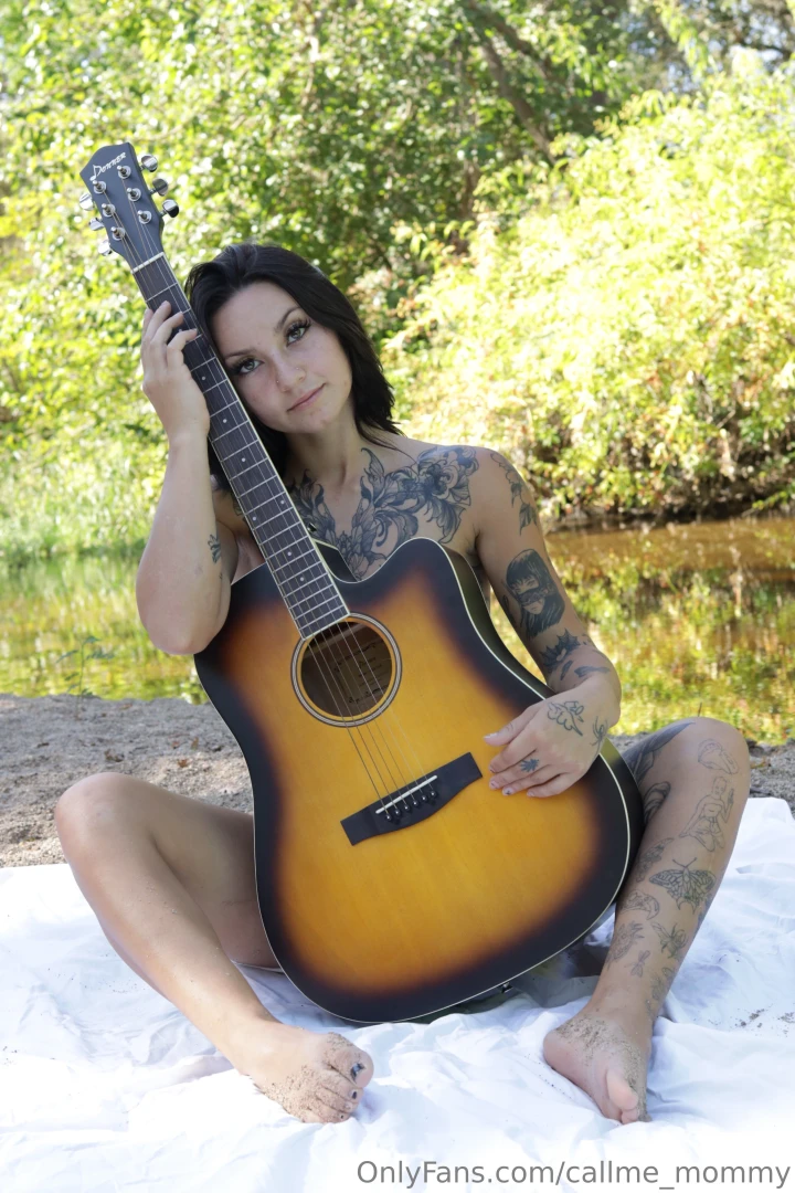 Play with my strings make me stroke a tone 