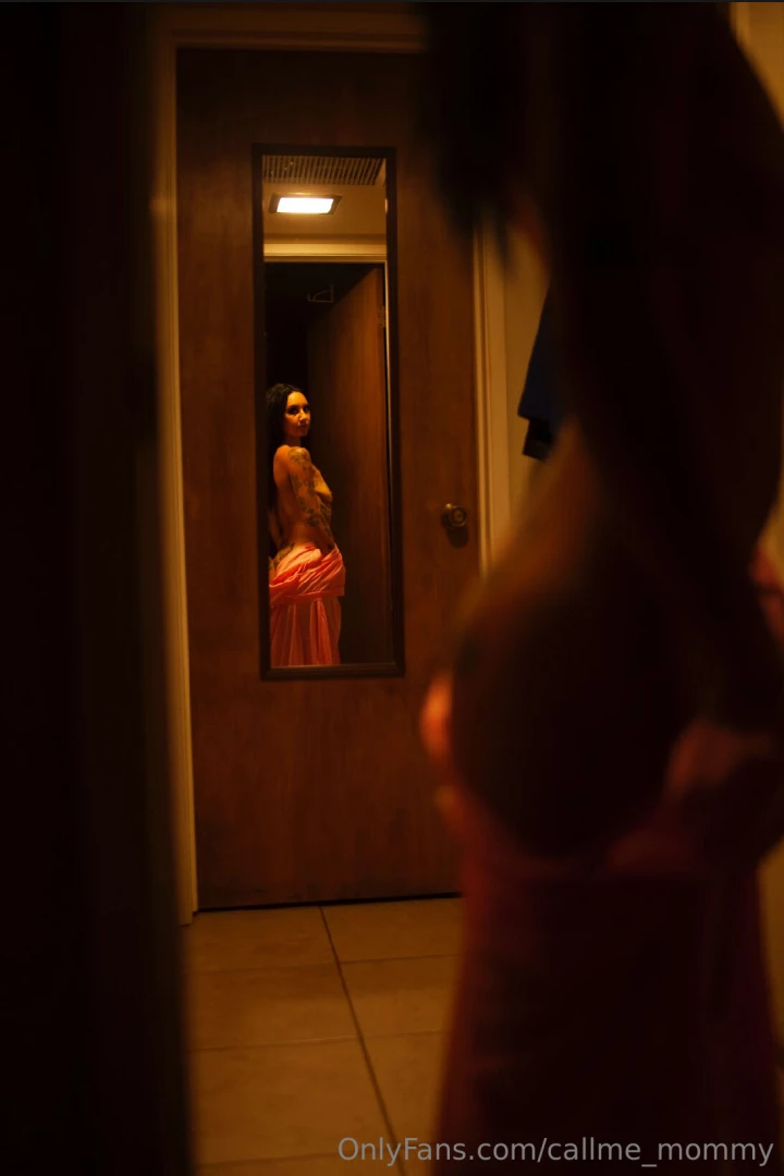 Dont just watch me from the mirror come touch me 