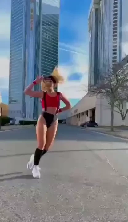 I heard you were lookin for a girl like meeee 