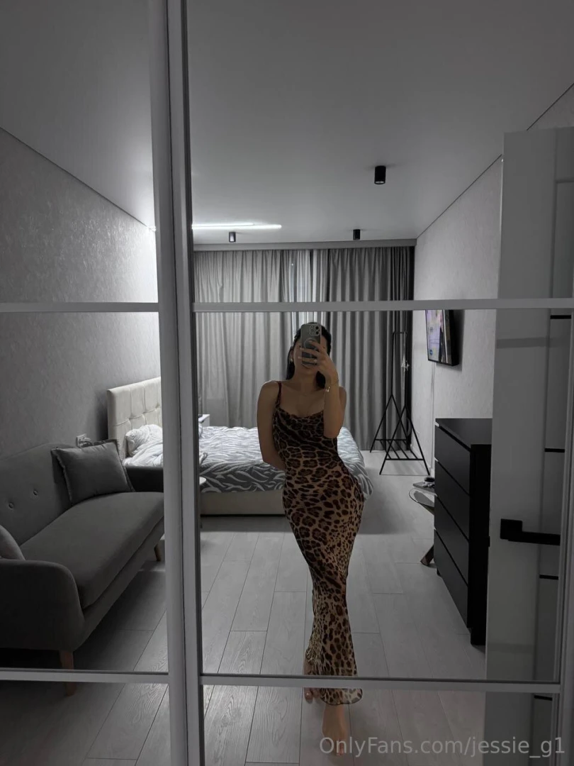 Choosing what to wear or rather undress part 1 