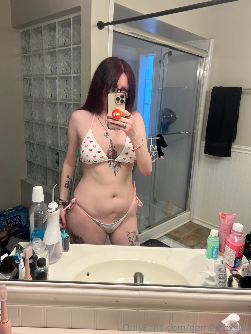 I almost never wear white this is very strange for me 