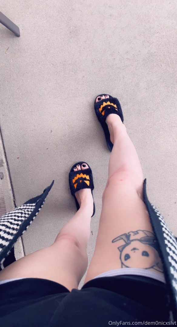 For my foot fetishists and lovers of long legs 