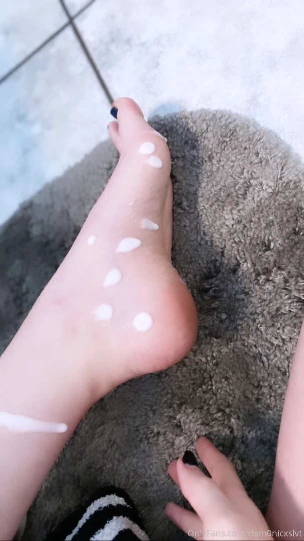 Pretty porcelain piggies uwu 