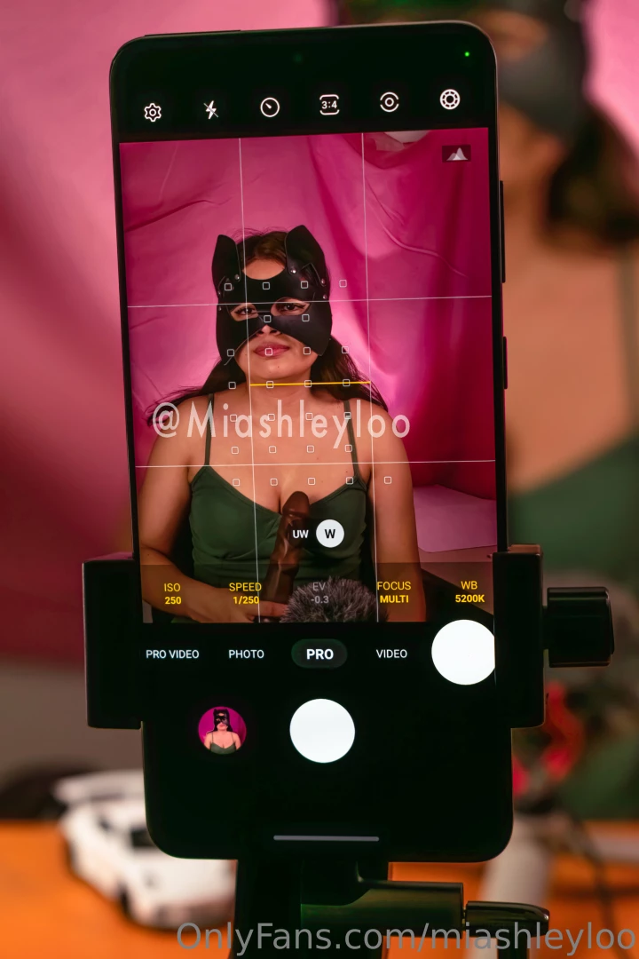 Te gustar a verme jugar con este dildo desliza para ver las fotos 