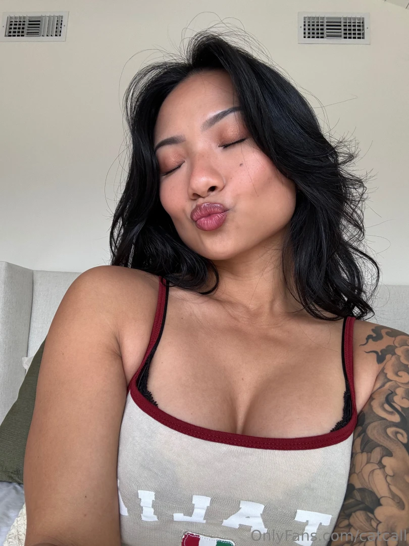 A million kisses and a free bundle to whoever subs to cattiiieeen 