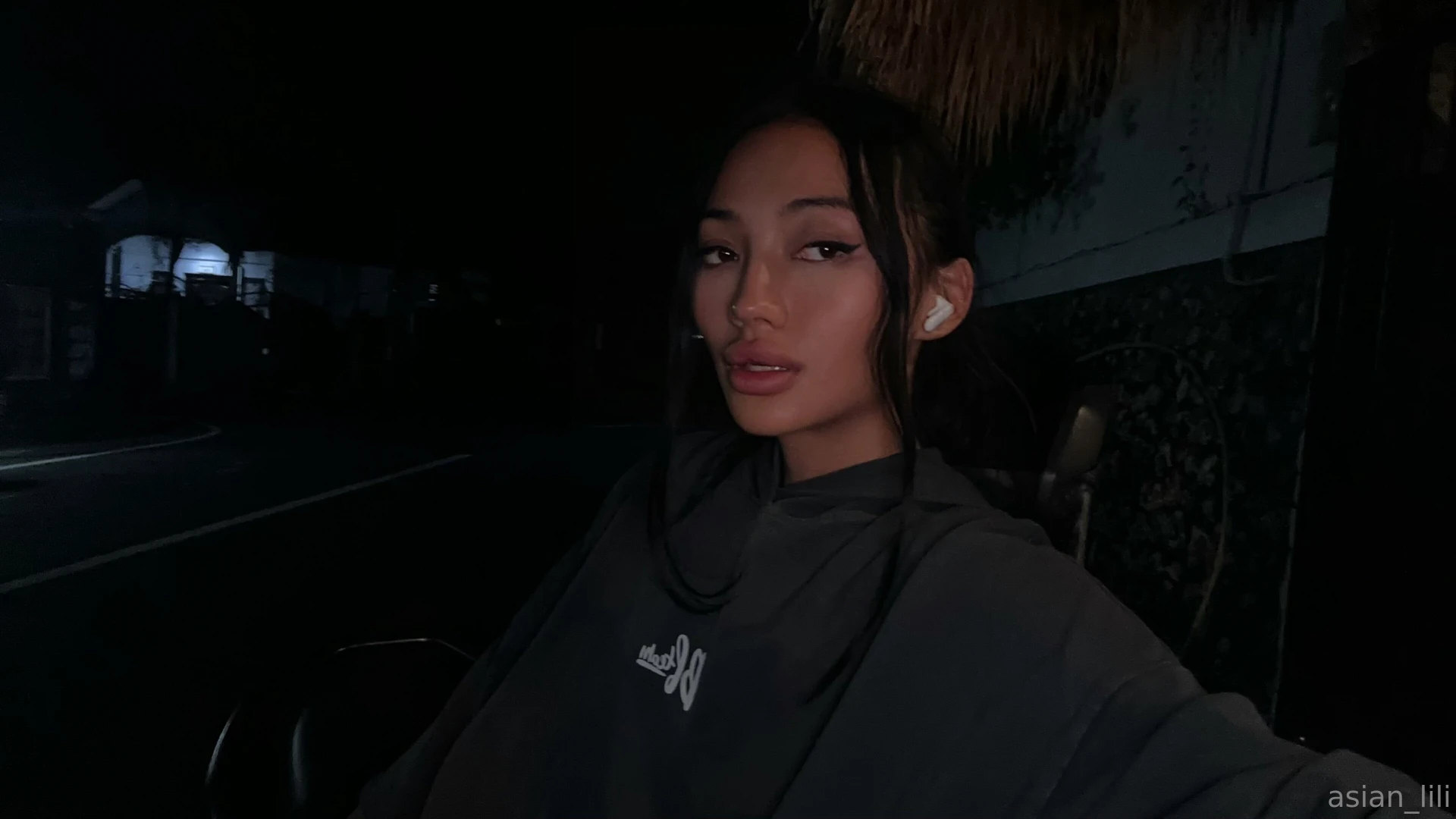 If i looked at you like this would you stay silent or say what s on 