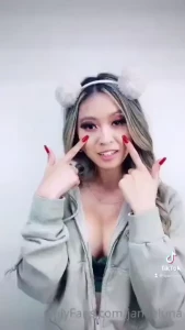 No boobs