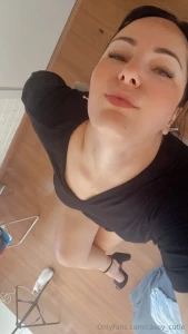Feeling sexy looking tempting and waiting for you to make a move dm me