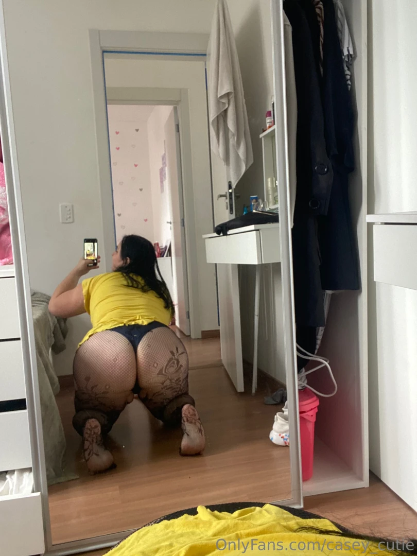 Feeling peachy and not just because of the emoji rocking my curves in part 1 