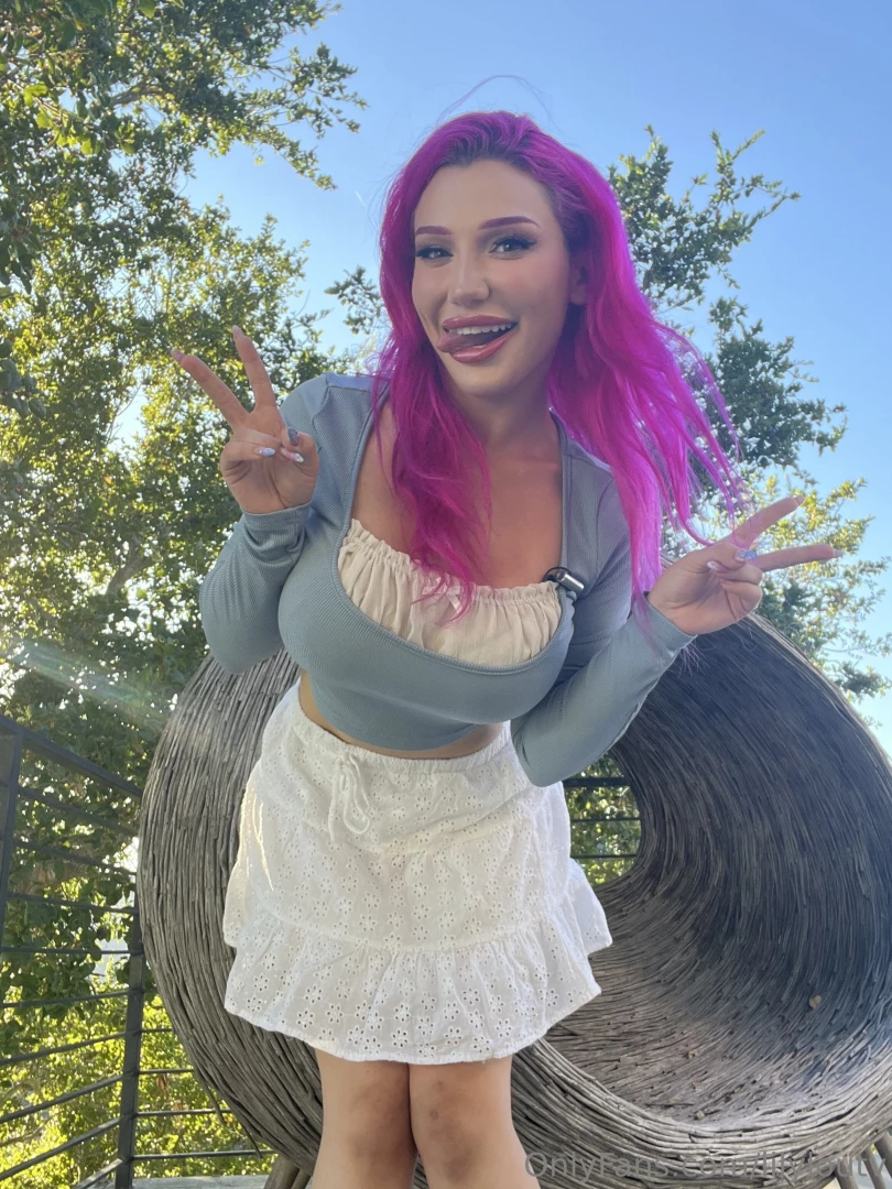 Heeey baby i hope you re having an amazing day 