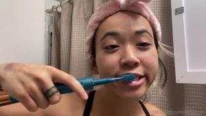 Heyyy it s me viahn again this time let s brush our teeth together