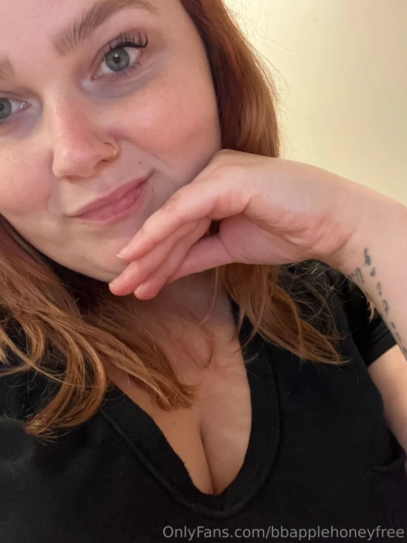 bbapplehoneyfree - Lunch time selfie wanna sneak away and eat me 