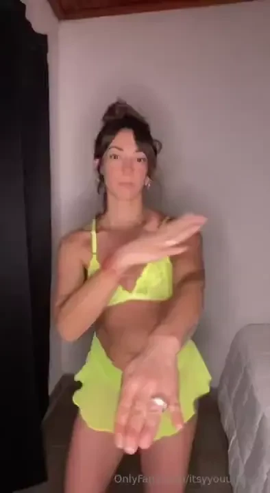 Come on dance with me 1 2 3 dale a tu cuerpo alegria macarena 