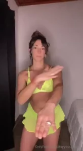 Come on dance with me 1 2 3 dale a tu cuerpo alegria macarena