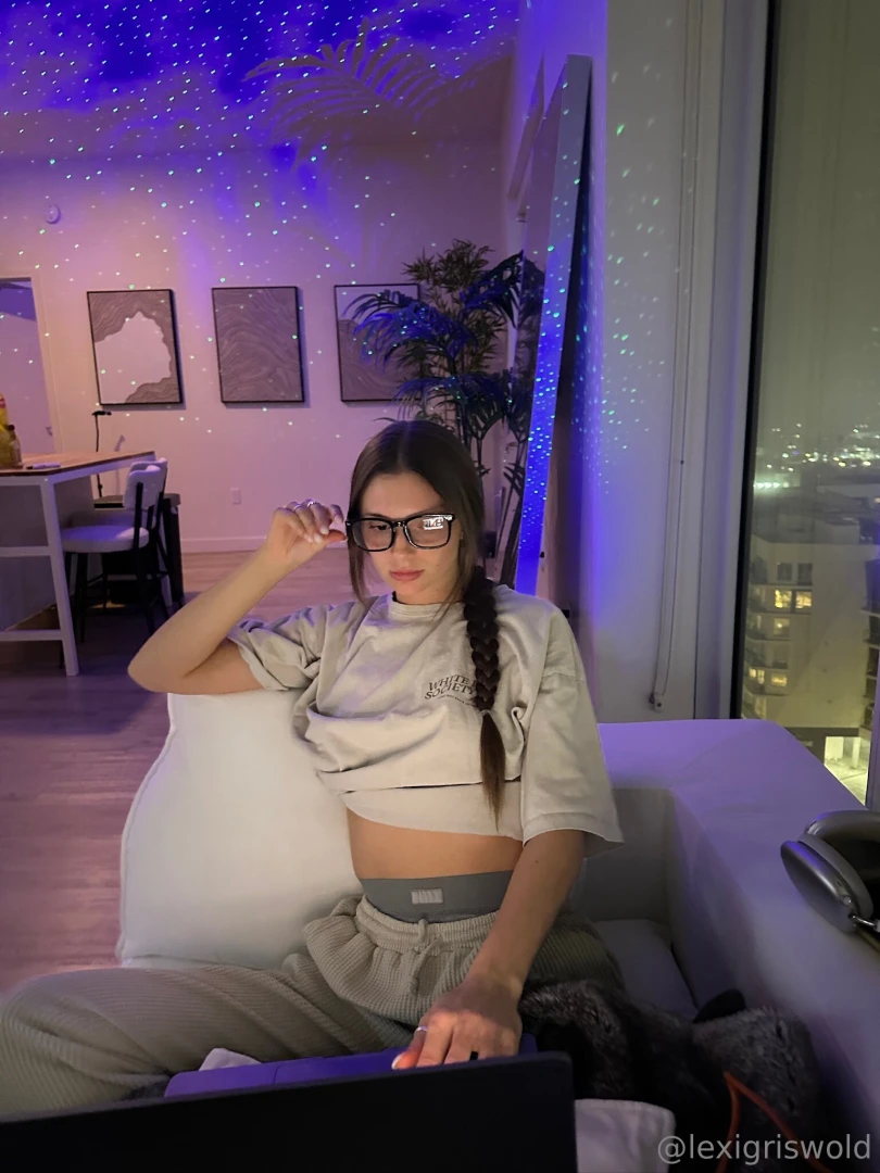 Replying to message on my vip account exclusivelexx 