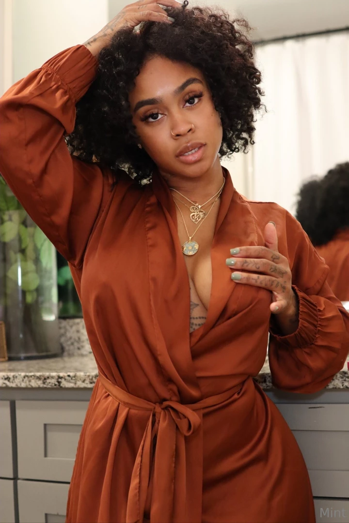 Do you want me to put my hair up before i suck it hmu for more 