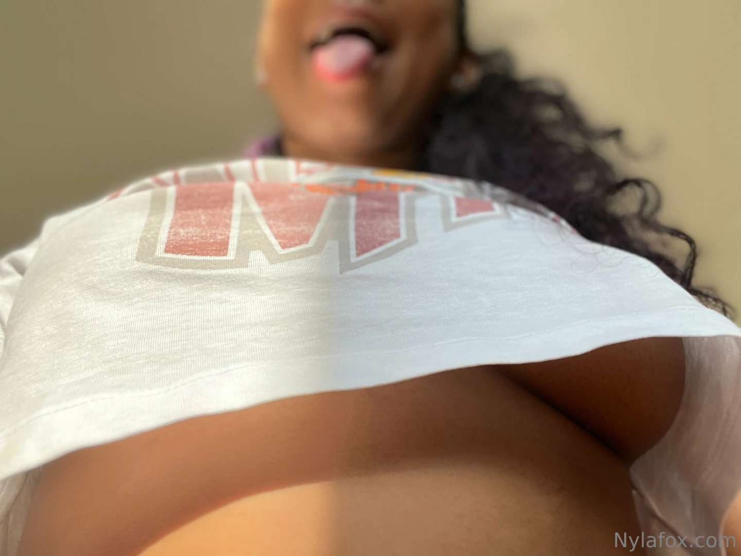 Would you lift up my shirt 