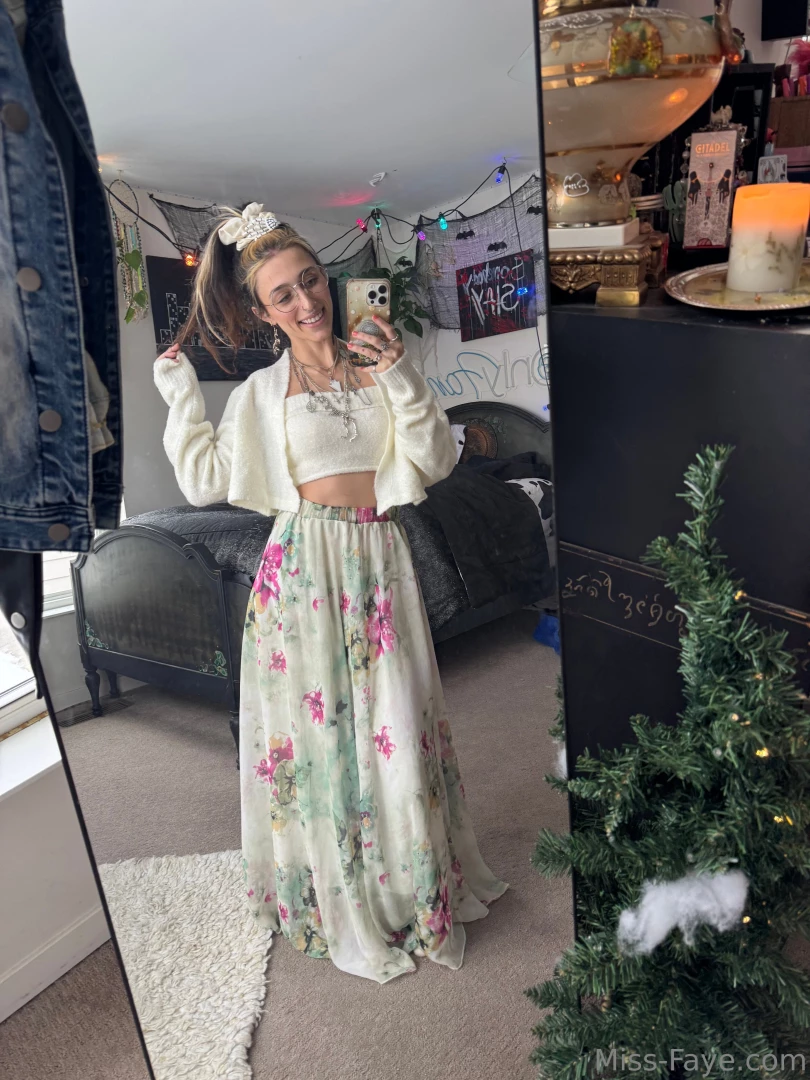 The outfit and under it now run to missfayevip and let s chat 