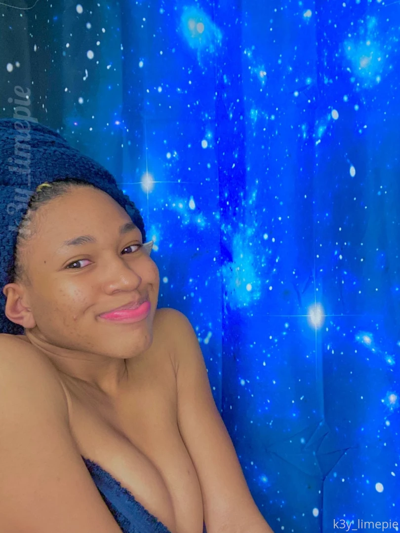 Good morniiing heres a lil vid of me getting all moisturized gotta 