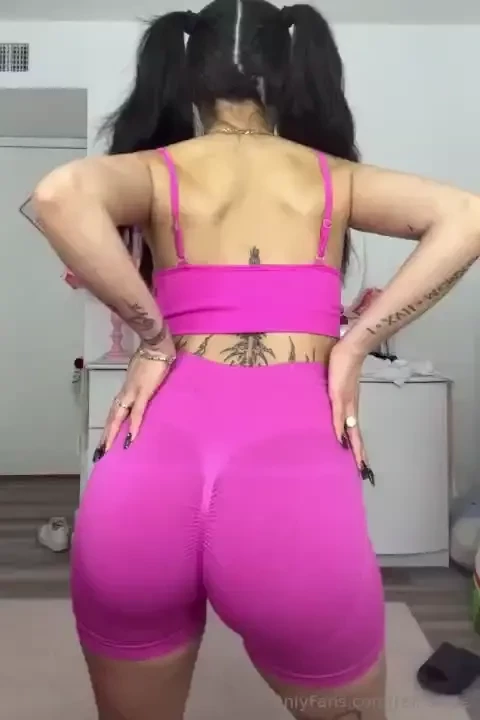 Wanna grab this booty 