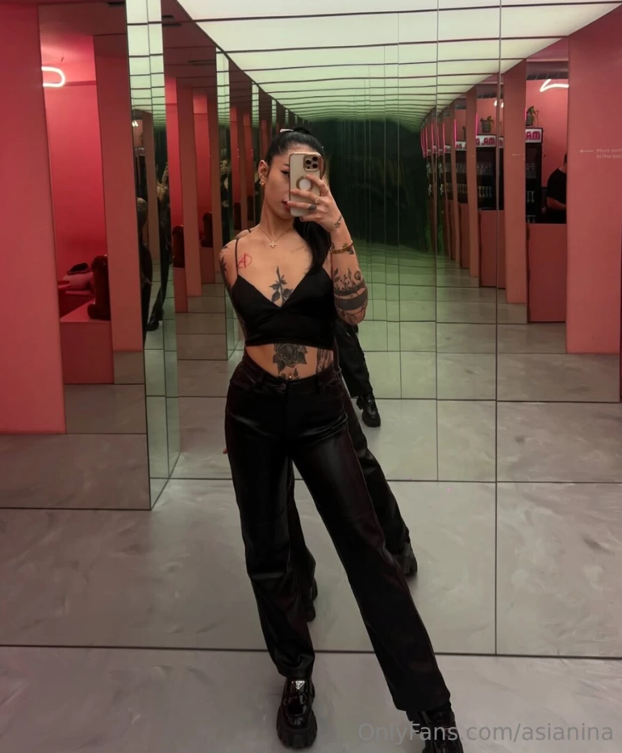 Jako rozdat si to takhle p ed tolika zrcadly nev m kam bych koukala d 