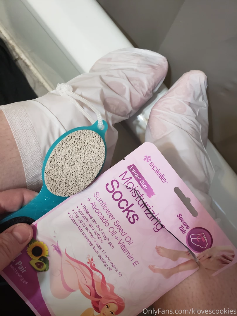 Time for alittle self care tip me if you want to see my pretty feet 