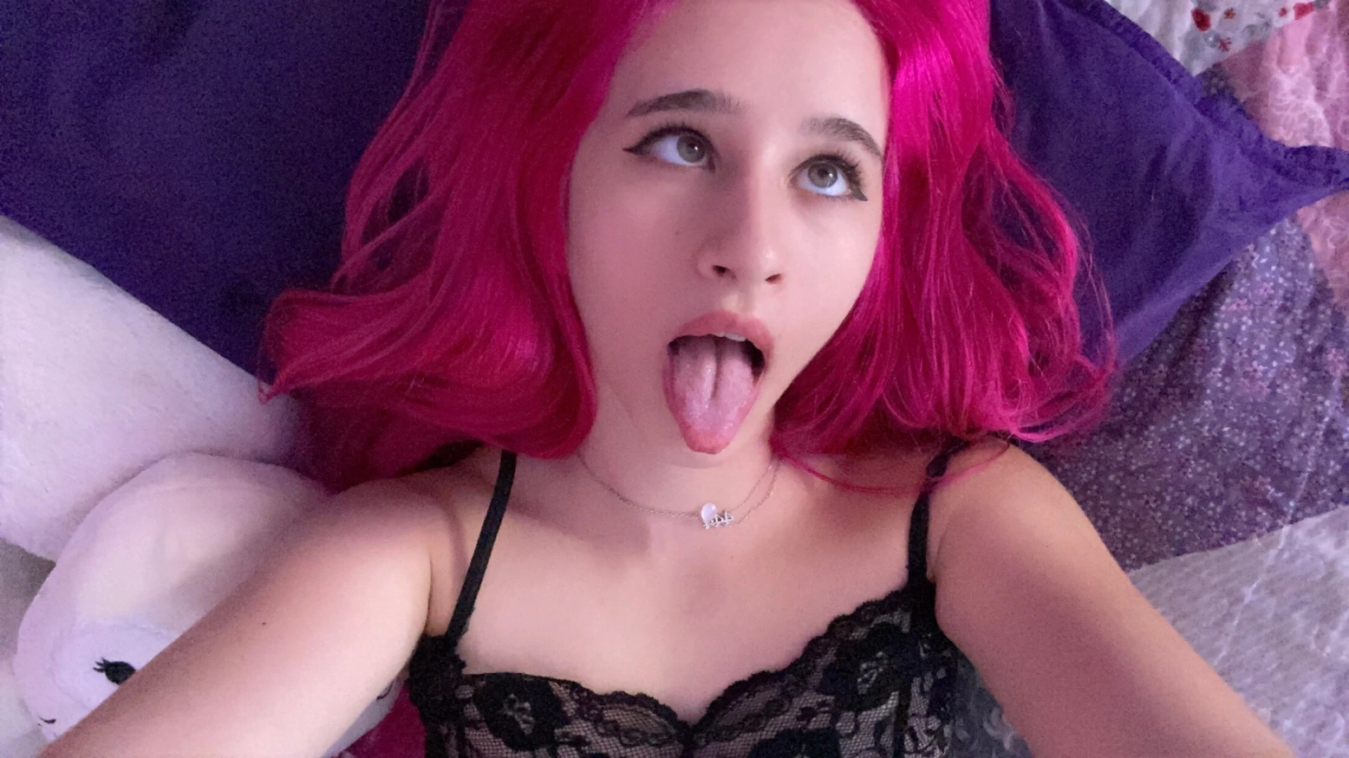 Horny stupid lil gurl 