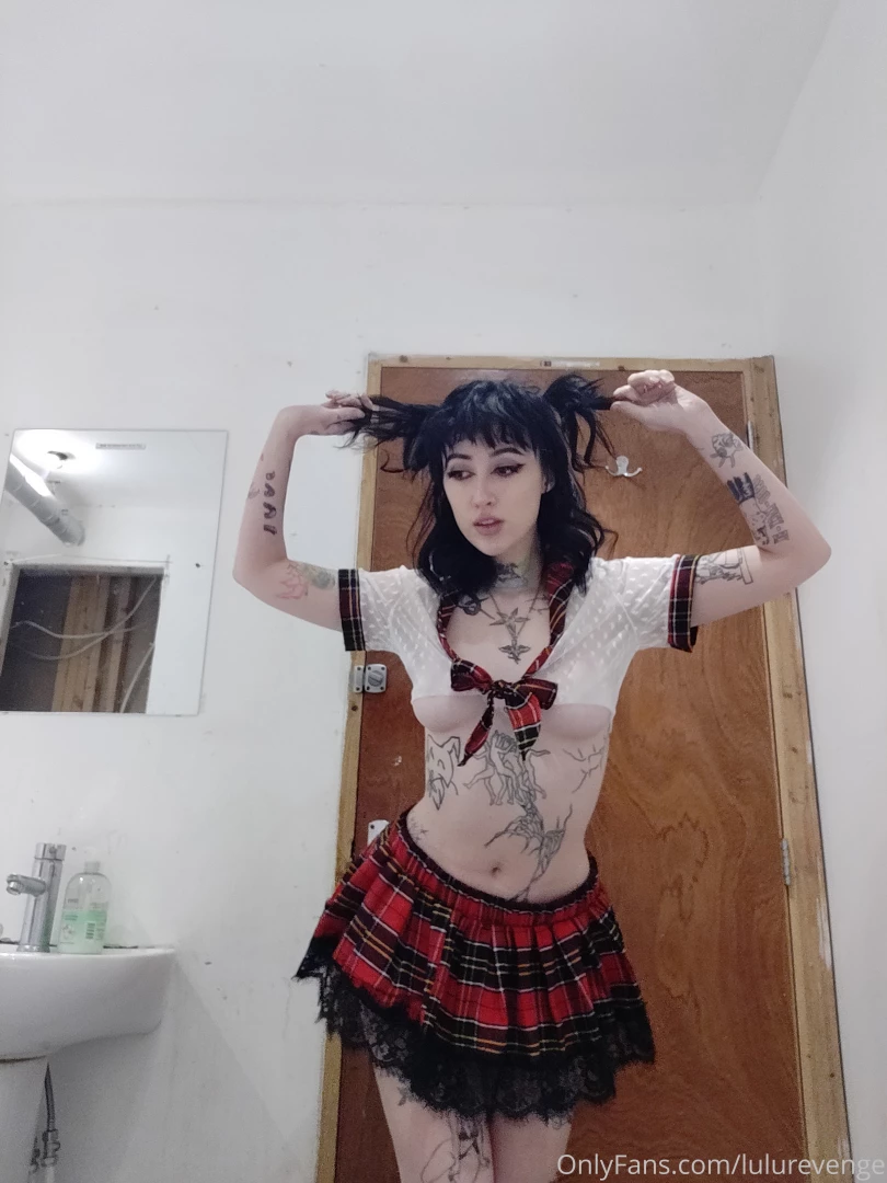 Hiding in the bathroom so i can take pics for u w out any1 knowing 