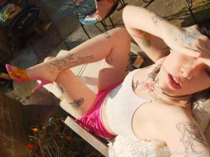 It s so hot today and everything smells like coconut and blunts i m part 4
