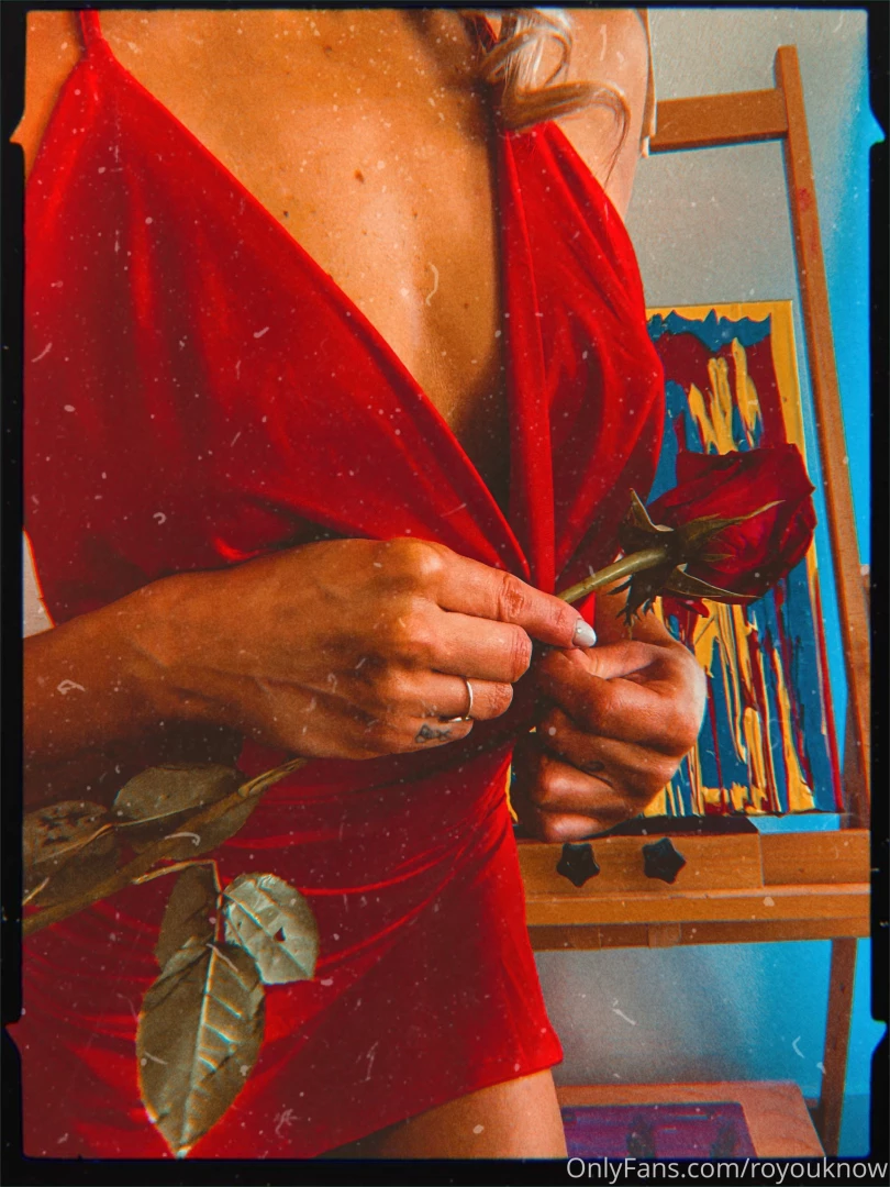 A never before seen photo is in your messages now check it out babe 