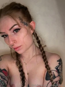 Do you like long legs that lead to a pretty pink pussy