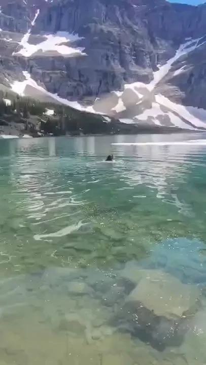 This peach hiked 19 km to dip into this glacial lake 
