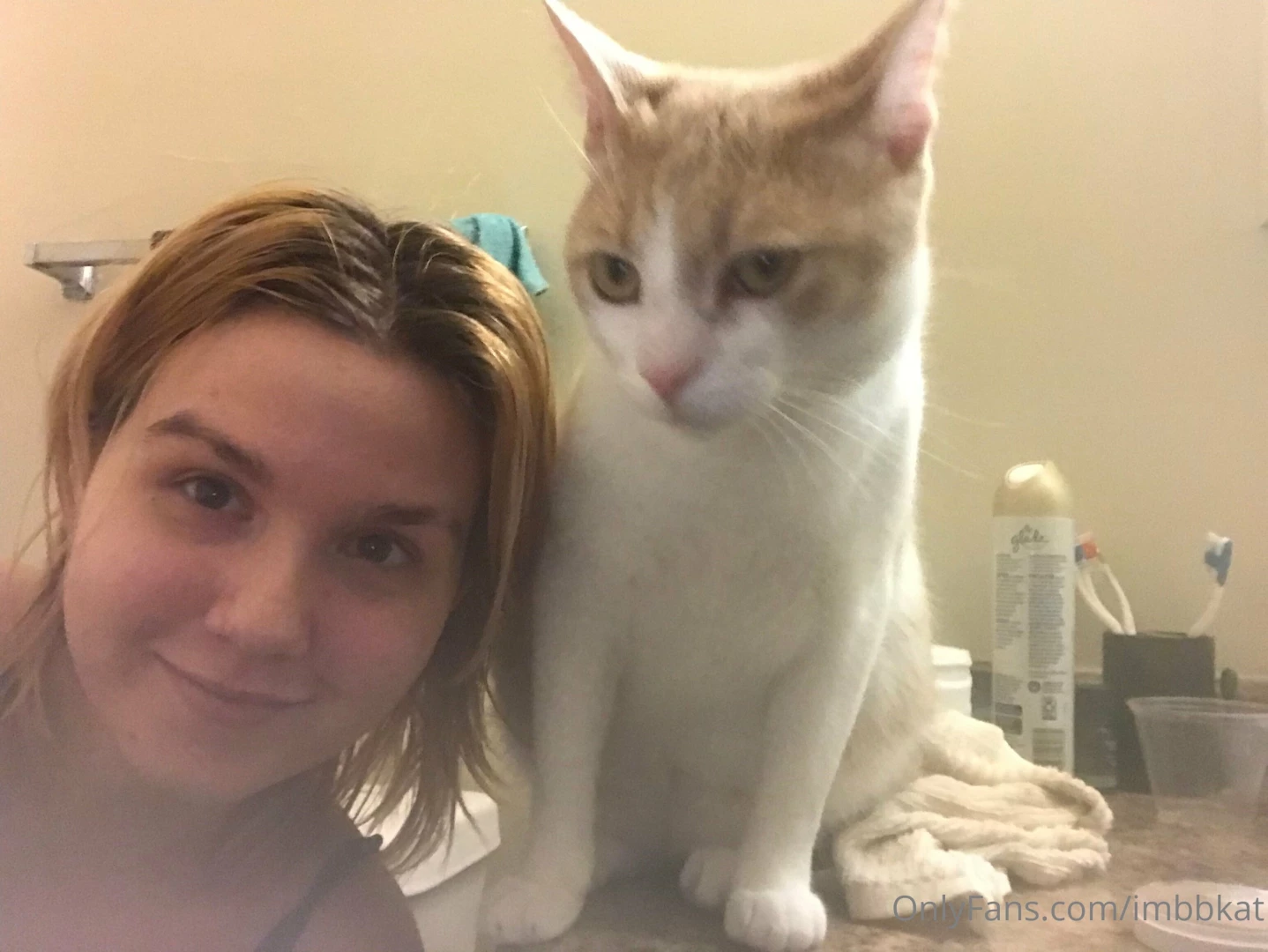 My cat doesn t let me go to the bathroom alone 