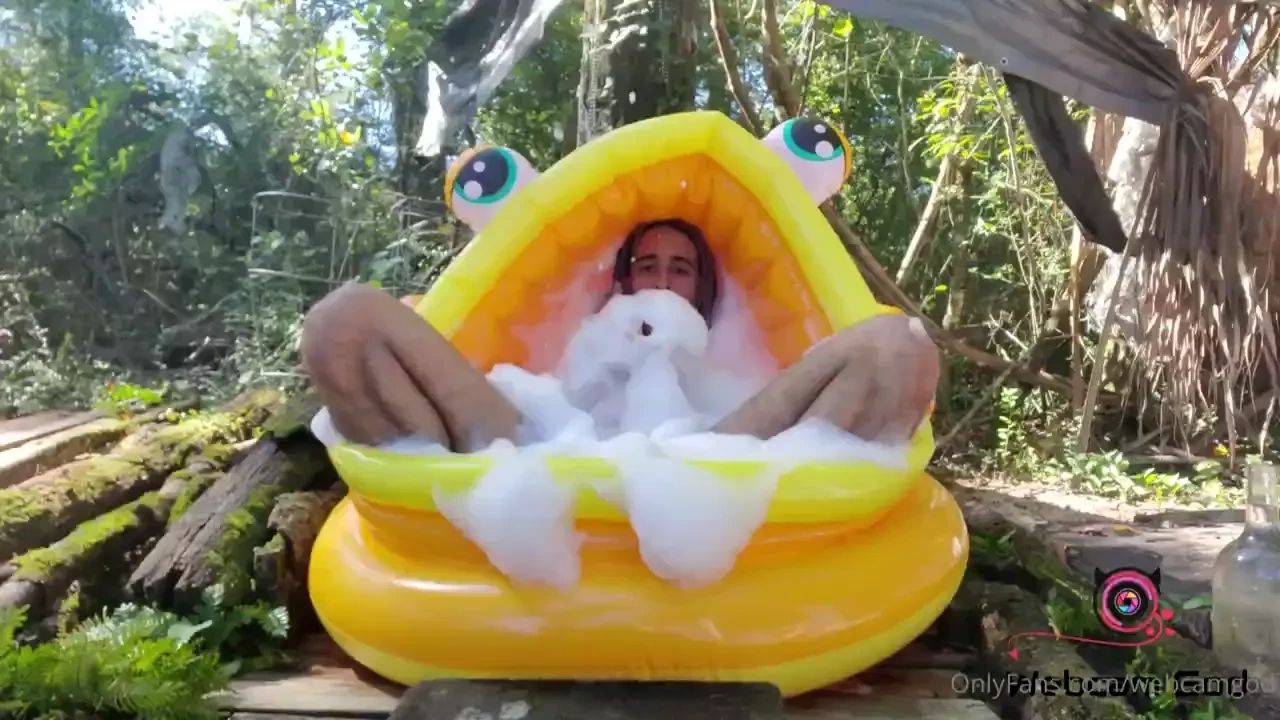Goldfish bubble bath 4k 