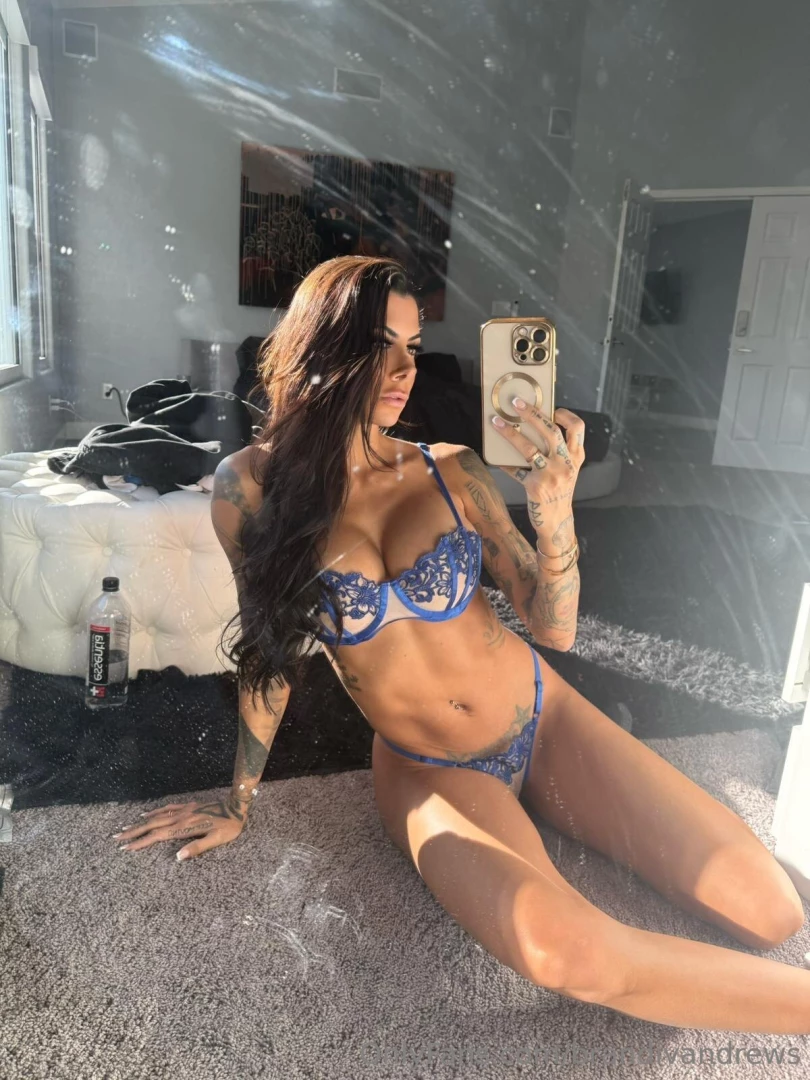 A little striptease to improve your week 