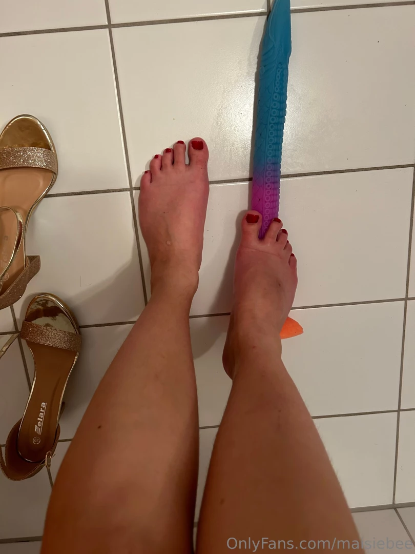 This one s for the feet enthusiasts in here watch me as i massage my 