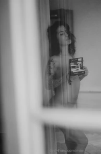 Tu viens derri re la cam ra