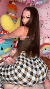 My booty looks nice in these spooky pants