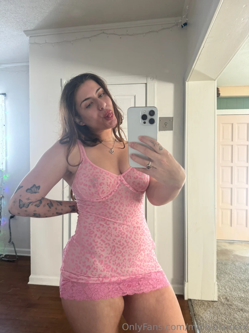 Who s this sexy girl 