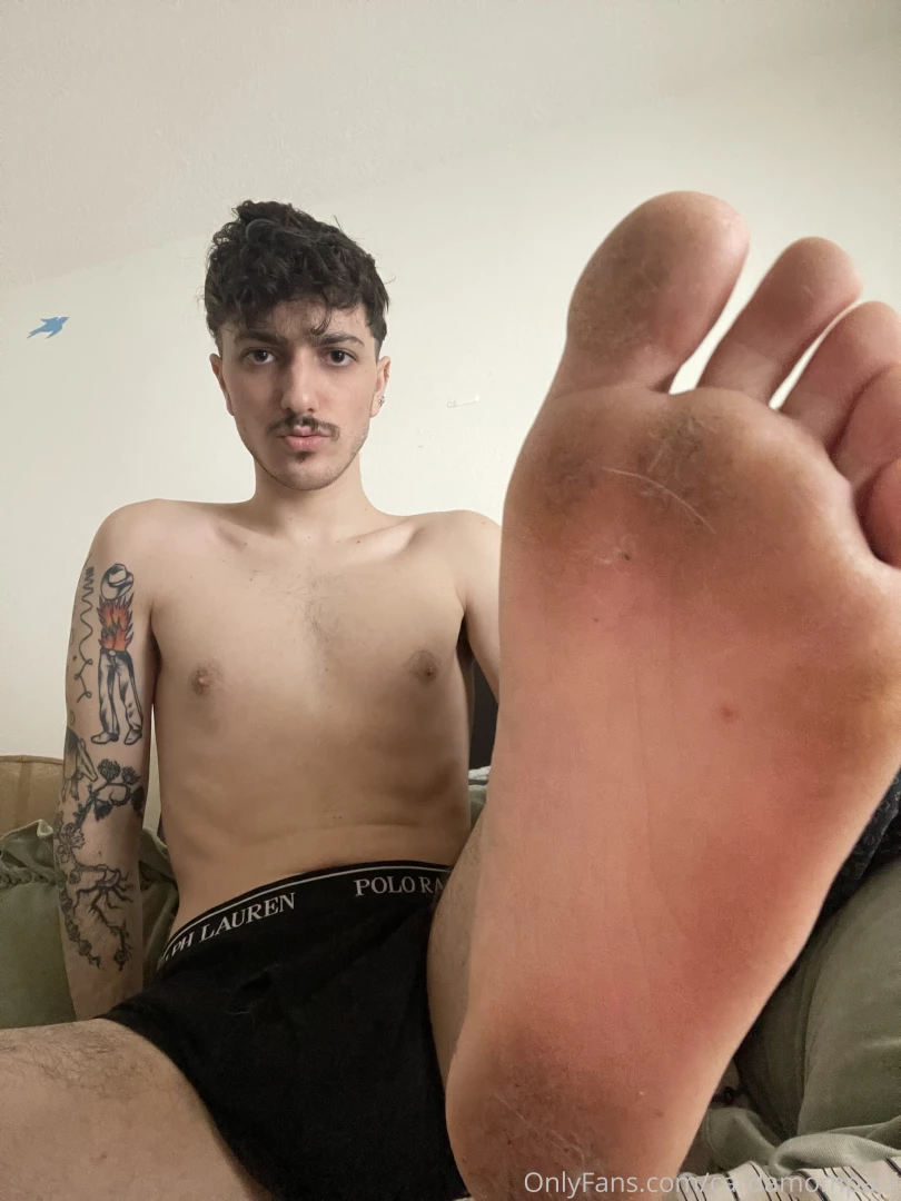 Anyone want to serve my dirty feet while i jerk off above ya amp smirk part 5 