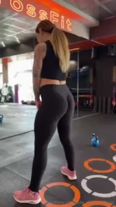 In the gym i m wearing my snug leggings that perfectly highlight my