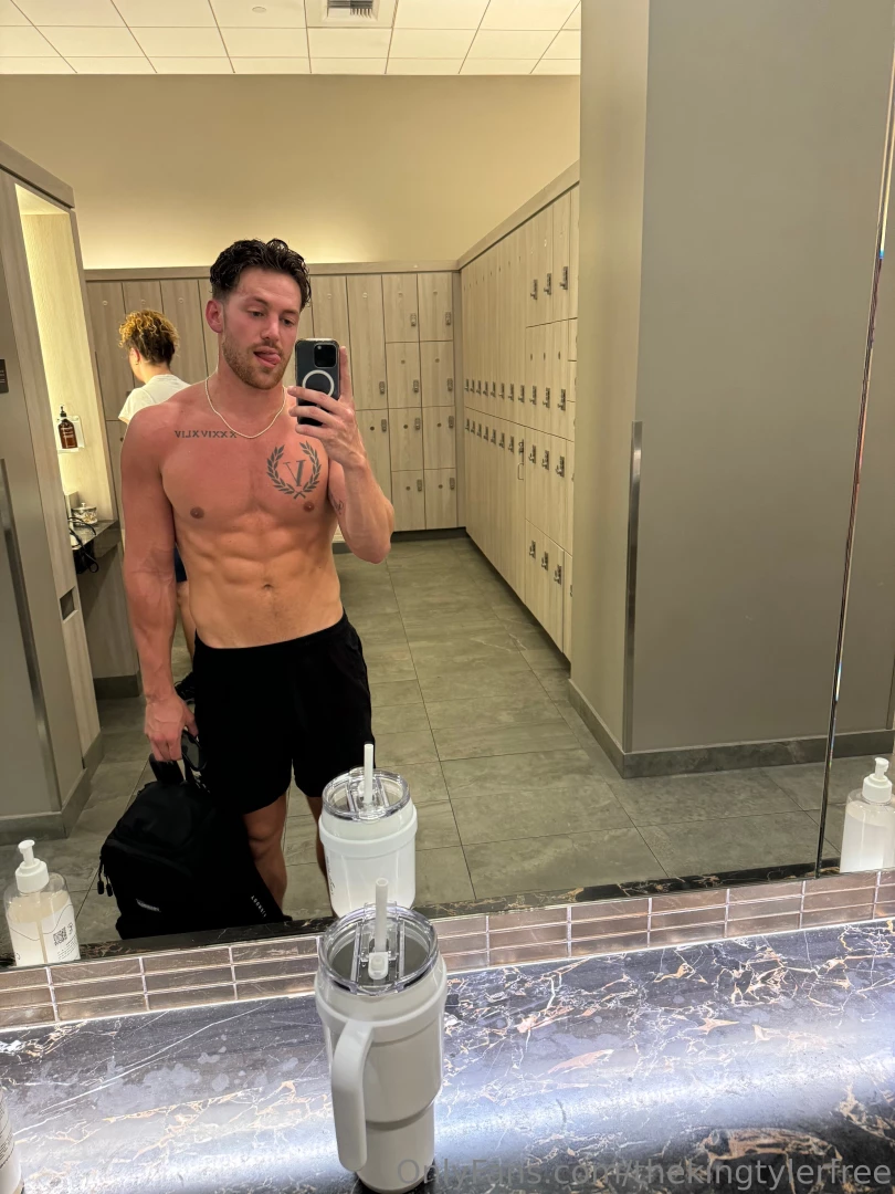 Sup betas daddy s going live tonight at 6 30pm pst on my premium page 
