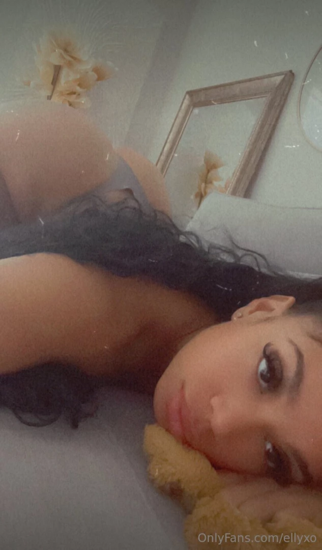 This ultimate baddie is sending nudes and sexting with fans all day part 11 